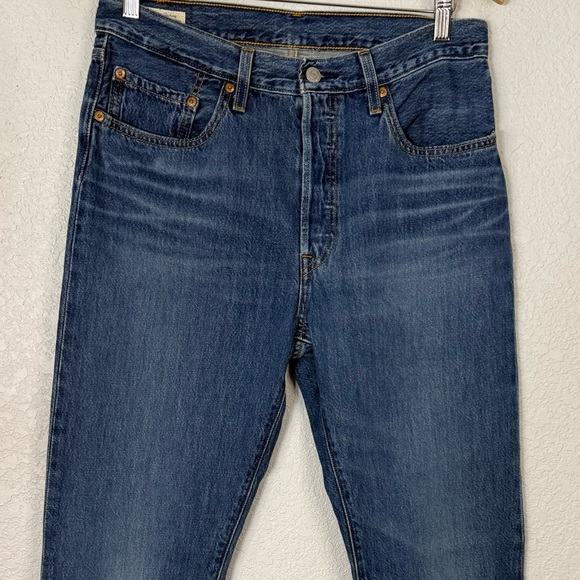 Levi's Classic 501 Boyfriend Frayed hem Blue Denim Jeans Casual Classic Weekend - Picture 2 of 9